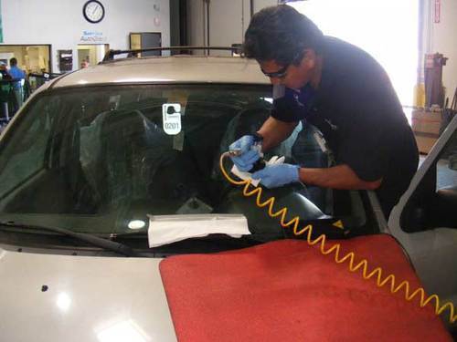 Изображение замены стекла машины.